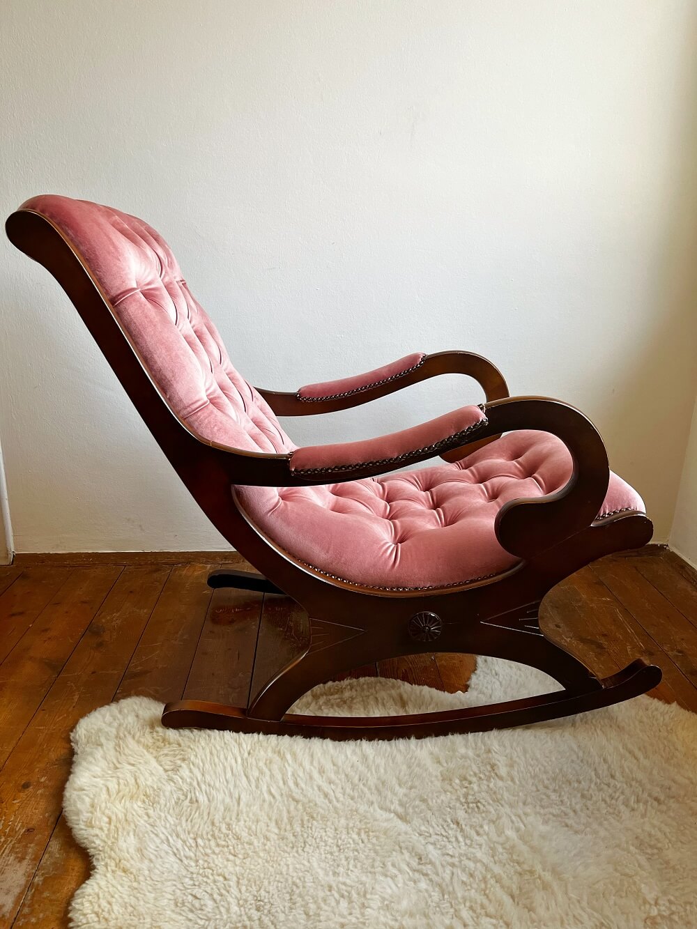 Schaukelstuhl rosa vintage